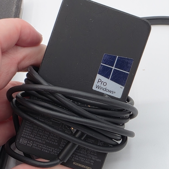 Microsoft Surface Pro 4 12.3" Tablet (Intel Core i5, 4GB RAM, 128GB SSD, Silver) - Picture 9 of 16